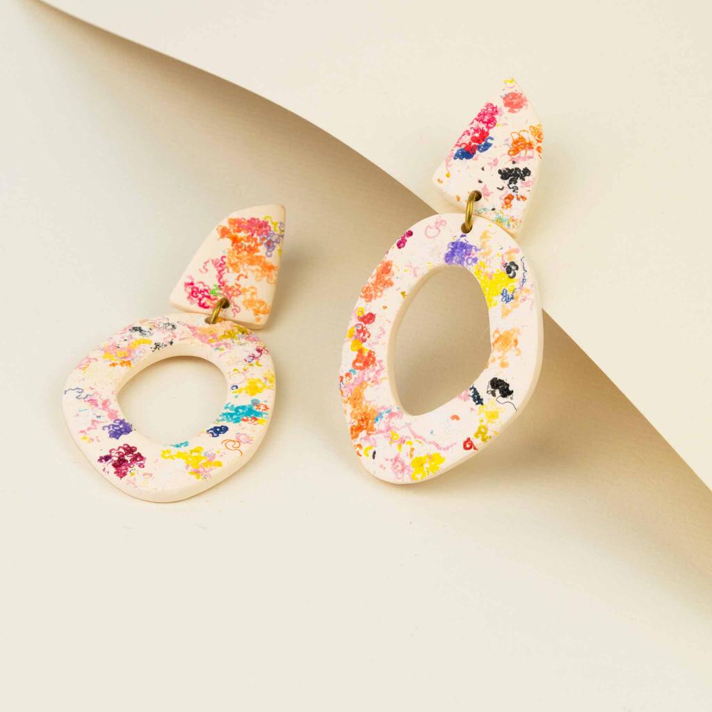 grote-statement-oorbellen-off-white-creme-wit-met-multicolor-kleuren-03.jpg
