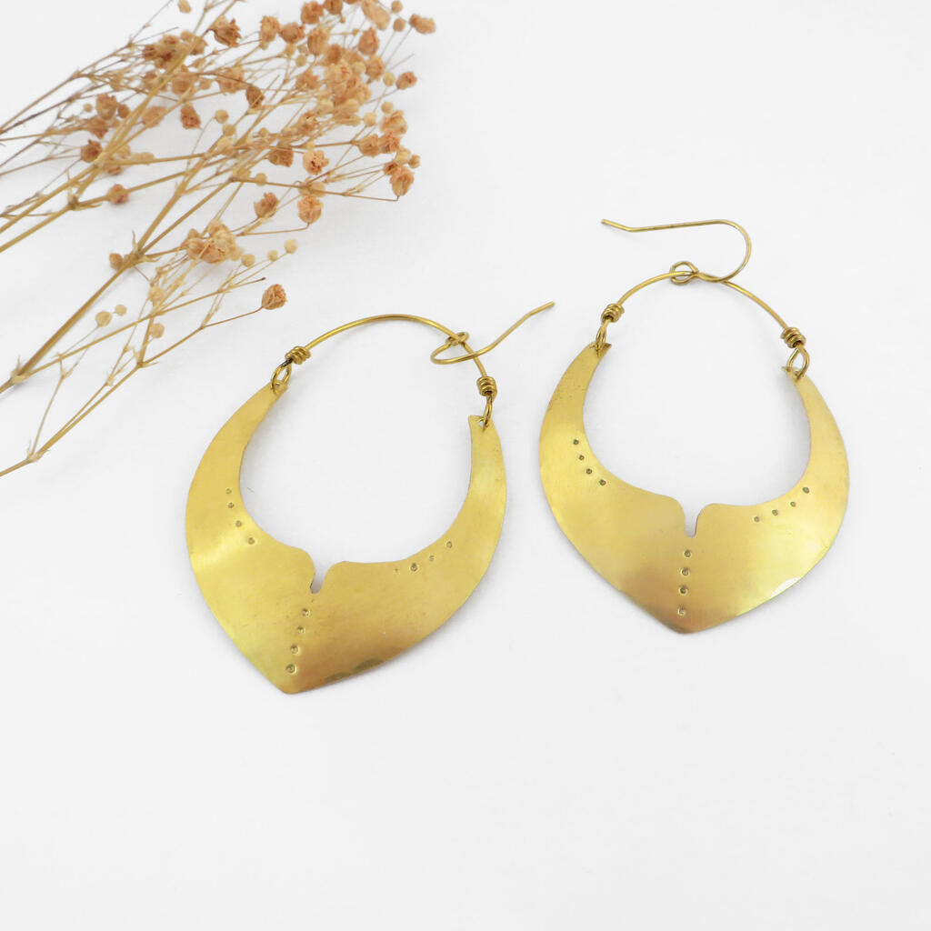 bertille-boucle-oreille-laiton-martele-bouclier-goutte-pendante-fait-main-creatrice-belge-belgique-1.jpg