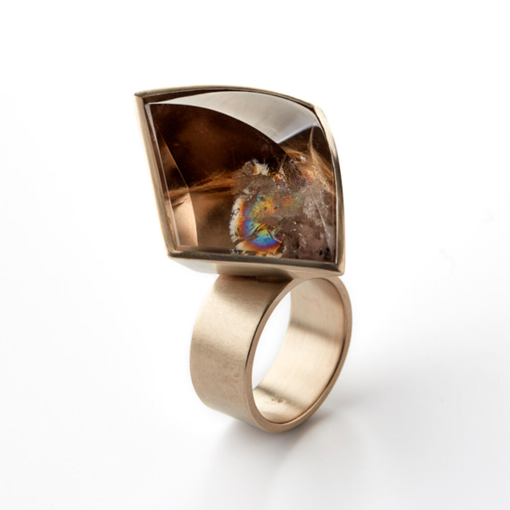 gold-ring-with-precious-stone-goldsmith-rembrandt-jordan-600x600.jpg