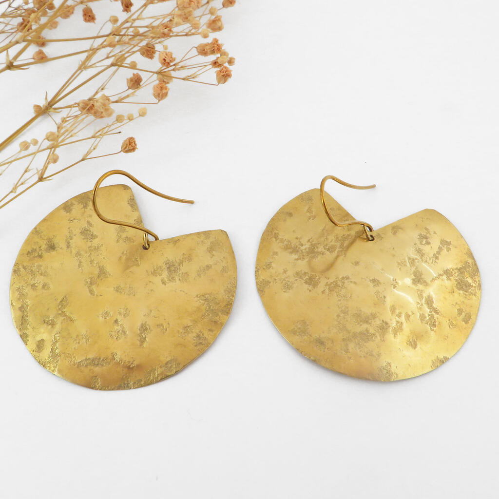 mana-boucle-oreille-laiton-martele-bouclier-ethnique-disque-pendante-fait-main-creatrice-belge-belgique-medium-3.jpg