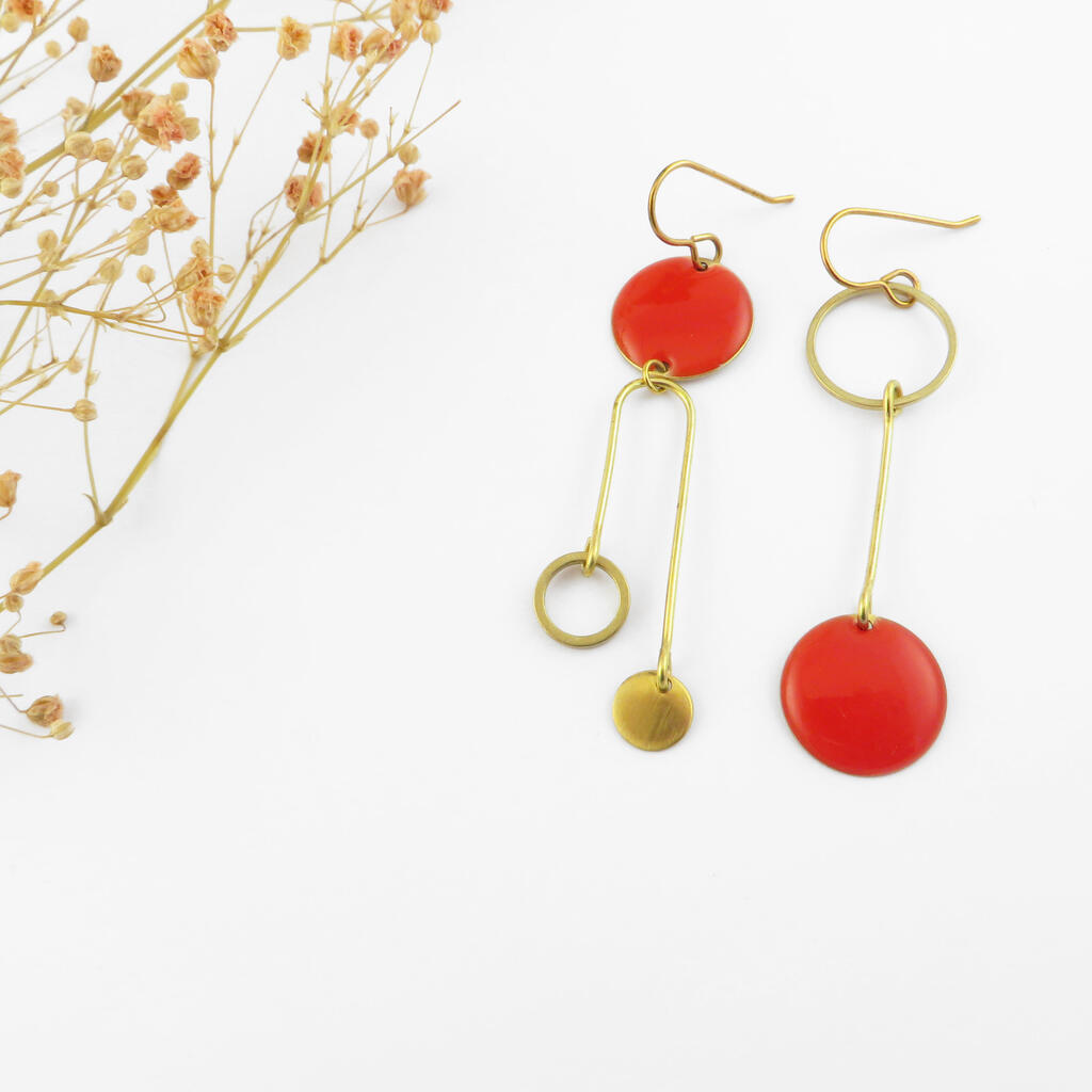 caramine-rouge-boucle-oreille-asymetrique-mobile-cinetique-laiton-emaille-bijoux-fougere-bruxelles-belgique-jpg-1604328949.jpg