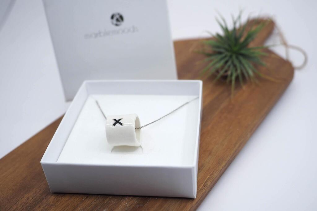 ell-crossmyheart-elle-marblemoods-necklaces-pa172841-0004-jpg-1606119444.jpg